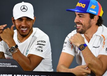 Alonso polemiza sobre títulos de Hamilton, que responde (Crédito: GettyImages)