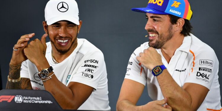 Alonso polemiza sobre títulos de Hamilton, que responde (Crédito: GettyImages)