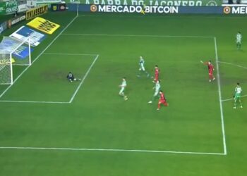 Athletico e Juventude pelo Campeonato Brasileiro (Crédito: Transmissão/ Premiere)