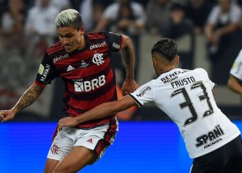 Pedro, do Flamengo, e Fausto Vera, do Corinthians (Crédito: Marcelo Cortes / Flickr Flamengo)