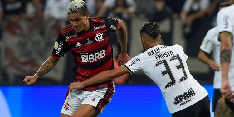 Pedro, do Flamengo, e Fausto Vera, do Corinthians (Crédito: Marcelo Cortes / Flickr Flamengo)