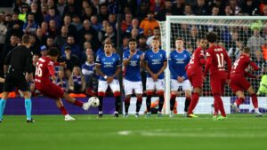 Momento do gol de falta de Alexander-Arnold na partida (Crédito: Clive Brunskill / Getty Images)