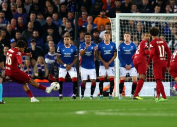 Momento do gol de falta de Alexander-Arnold na partida (Crédito: Clive Brunskill / Getty Images)
