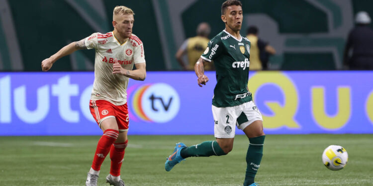 Alemão, do Internacional, e Marcos Rocha, do Palmeiras (Crédito: Cesar Greco / Flickr Palmeiras)