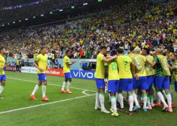 Jogadores comemoram após vitória da Seleção Brasileira (Crédito: GettyImages)