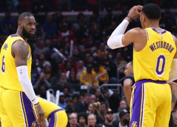 LeBron James e Russell Westbrook, do Lakers, na NBA (Crédito: Getty Images)