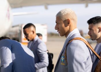 Gabriel Jesus, Richarlison e Gabriel Martinelli embarcando para a Copa do Mundo (Crédito: Lucas Figueiredo / Flickr CBF)