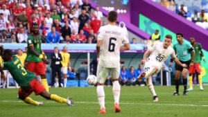 Sérvia consegue virada relâmpago contra Camarões na Copa do Mundo (Crédito: GettyImages)