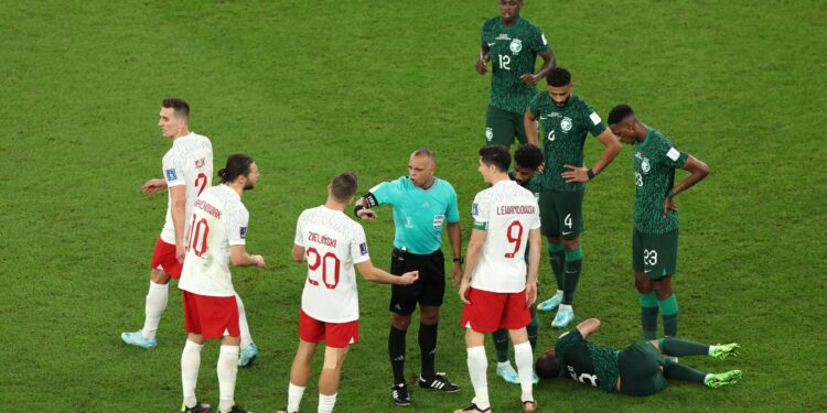Wilton Pereira Sampaio apita Polônia x Arábia Saudita, e web reage (Crédito: GettyImages)