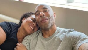 Edinho chegou ao hospital onde a irmã, Kely, já estava desde o começo da internação (Crédito: Reprodução Instagram)