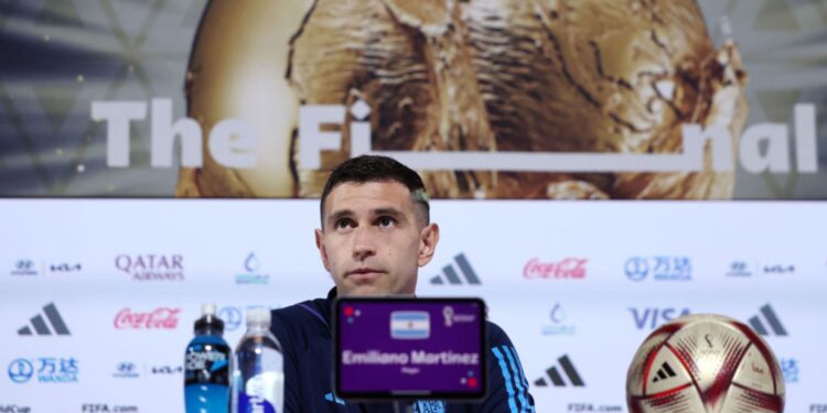 Emiliano Martínez foi o herói da Argentina nas quartas de final (Crédito: GettyImages)