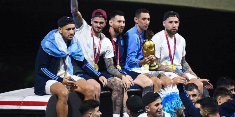 Messi e craques da Argentina deram um grande susto no desembarque em Buenos Aires (Crédito: GettyImages)