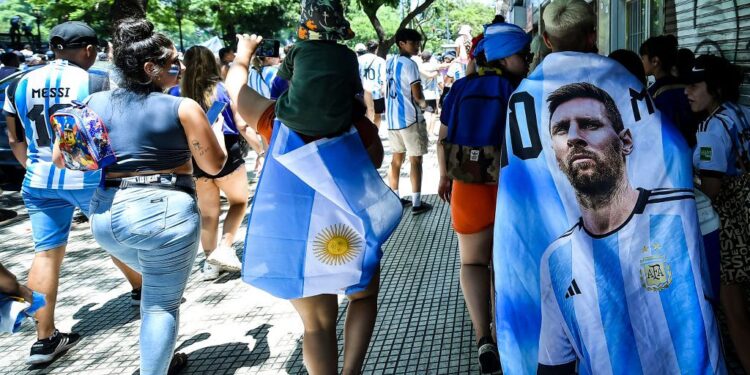 Torcedores se dispersaram após decisão da AFA junto da polícia argentina (Crédito: Getty Images)