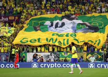 Brasil x Coreia do Sul: torcida faz homenagem para Pelé na Copa do Mundo (Crédito: GettyImages)