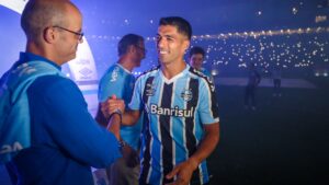 Suárez chegou ao Grêmio e ainda não possui uma data certa de estreia (Crédito: Lucas Uebel / Grêmio)