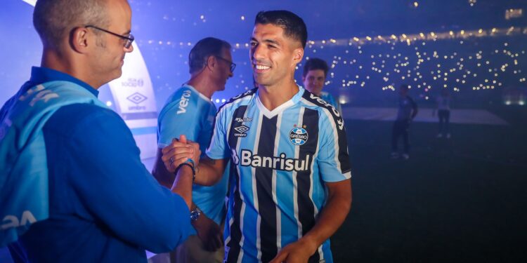 Suárez chegou ao Grêmio e ainda não possui uma data certa de estreia (Crédito: Lucas Uebel / Grêmio)