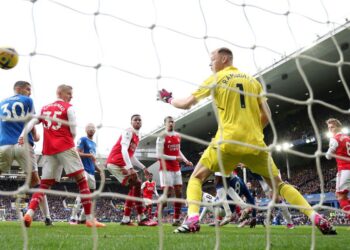 Momento do gol de Tarkowski que deu a vitória para o Everton sobre o Arsenal (Crédito: Getty Images)