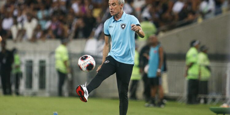 Luís Castro abriu o jogo sobre a discussão que teve com Barbieri em Vasco e Botafogo (Crédito: Vitor Silva/ Botafogo)