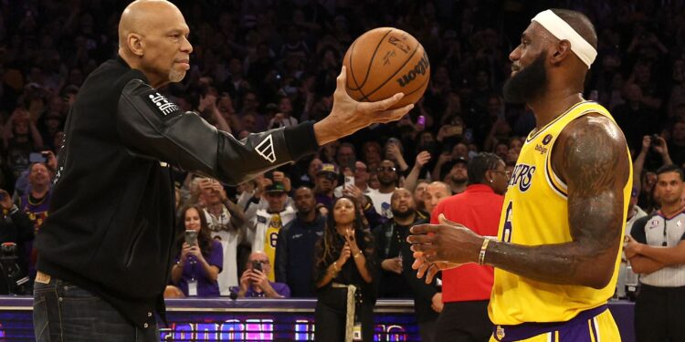 LeBron James recebeu todo o carinho de Kareem Abdul-Jabbar depois de bater o recorde de pontos na NBA (Crédito: GettyImages)