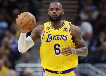 LeBron James e Lakers se preocupam com lesão para sequência da NBA (Crédito: GettyImages)