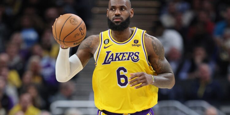 LeBron James e Lakers se preocupam com lesão para sequência da NBA (Crédito: GettyImages)