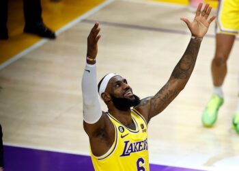 LeBron James recebeu todo o carinho de Stephen Curry depois de alcançar marca histórica na NBA (Crédito: GettyImages)