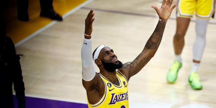 LeBron James recebeu todo o carinho de Stephen Curry depois de alcançar marca histórica na NBA (Crédito: GettyImages)