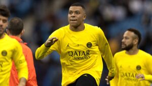 Web reage à Mbappe no banco de reservas (Crédito: Getty Images)