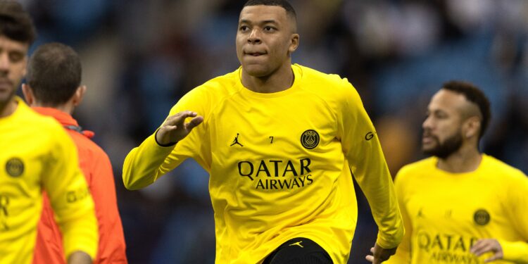 Web reage à Mbappe no banco de reservas (Crédito: Getty Images)