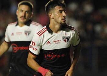 Pedrinho (à direita), do São Paulo, acusado de violência doméstica (Crédito: Rubens Chiri/SaoPauloFC/Flickr)