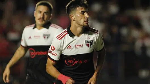 Pedrinho (à direita), do São Paulo, acusado de violência doméstica (Crédito: Rubens Chiri/SaoPauloFC/Flickr)