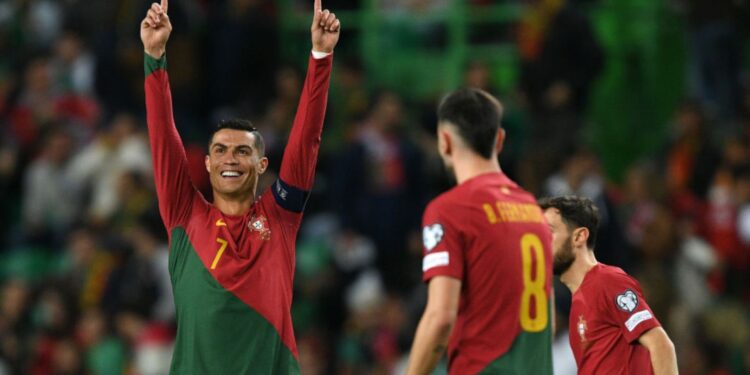 CR7 é o maior artilheiro e o que mais atuou do futebol de seleções (Crédito: Getty Images)