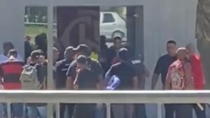 Torcida do Flamengo em protesto no CT (Crédito: Reprodução/Twitter)