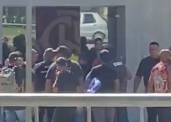 Torcida do Flamengo em protesto no CT (Crédito: Reprodução/Twitter)