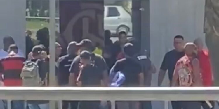 Torcida do Flamengo em protesto no CT (Crédito: Reprodução/Twitter)