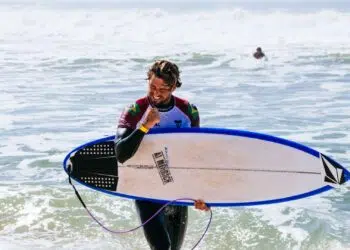 João Chumbinho conquistou o primeiro título na elite do surfe (Crédito: Thiago Diz / WSL)
