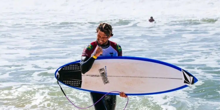 João Chumbinho conquistou o primeiro título na elite do surfe (Crédito: Thiago Diz / WSL)