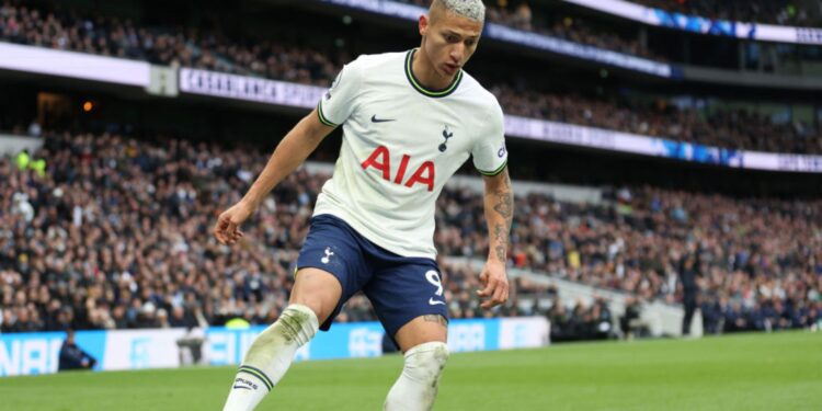 Richarlison se envolveu em romance no carnaval (Crédito: Getty Images)