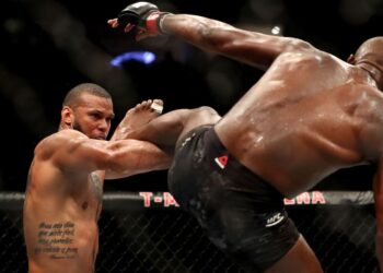 Jon Jones elogiou Thiago Marreta antes do início do UFC 285; veja detalhes (Crédito: GettyImages)