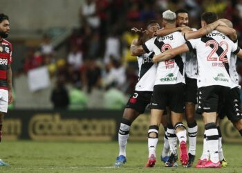 O Vasco bateu o Flamengo, e os memes com Vítor Pereira bombaram (Crédito: Daniel Ramalho/CRVG)