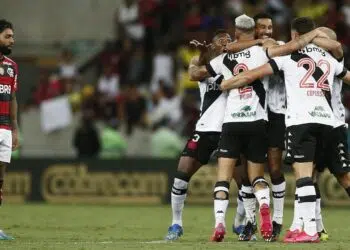 O Vasco bateu o Flamengo, e os memes com Vítor Pereira bombaram (Crédito: Daniel Ramalho/CRVG)