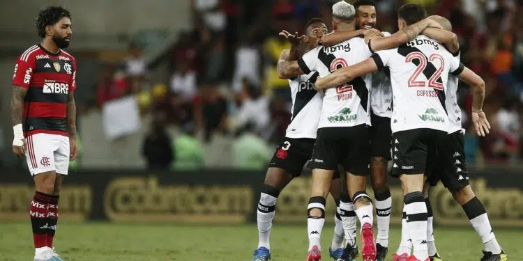 O Vasco bateu o Flamengo, e os memes com Vítor Pereira bombaram (Crédito: Daniel Ramalho/CRVG)