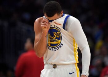 Stephen Curry cometeu erros, mas assumiu a responsabilidade e viu os Warriors vencerem nos playoffs da NBA (Crédito: GettyImages)