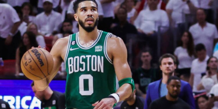 Jayson Tatum ajudou os Celtics a venceram a primeira contra o Heat na NBA (Crédito: GettyImages)