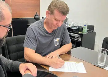 Pederneiras assinou o contrato ao lado do advogado Mozart Castello (Crédito: Divulgação/Shooto Brasil)