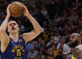 Jokic reagiu de forma inesperada em relação a comparação com LeBron James após vitória dos Nuggets contra Lakers (Crédito: GettyImages)