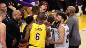 LeBron James e Gordon tiveram que ser impedidos de causar ainda mais confusão em Lakers x Nuggets (Crédito: GettyImages)