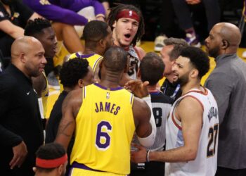 LeBron James e Gordon tiveram que ser impedidos de causar ainda mais confusão em Lakers x Nuggets (Crédito: GettyImages)