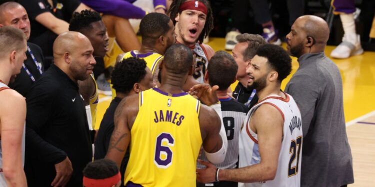 LeBron James e Gordon tiveram que ser impedidos de causar ainda mais confusão em Lakers x Nuggets (Crédito: GettyImages)