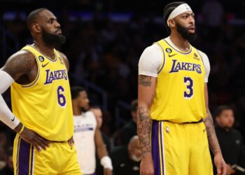 LeBron James e Anthony Davis deixaram a quadra impressionados com os Nuggets (Crédito: GettyImages)